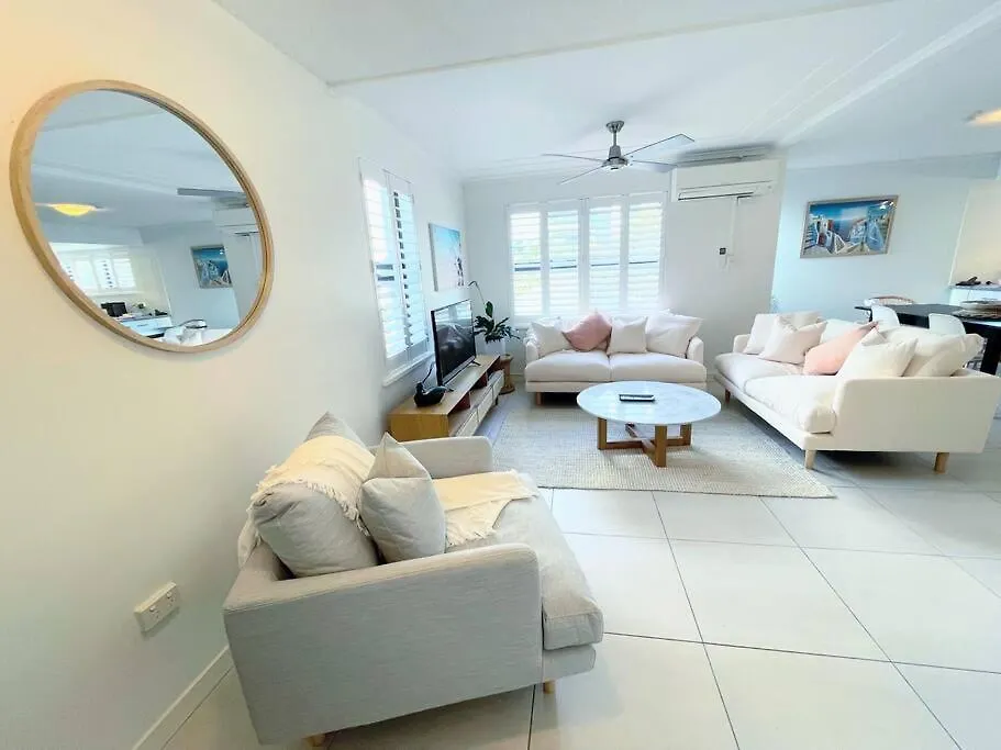 2 Bed Unit On Mooloolaba Esplanade 50 M From Beach location
